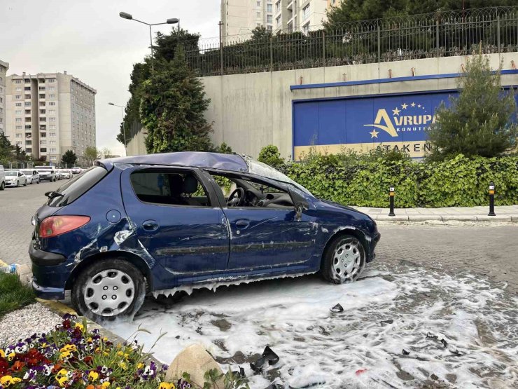 KÜÇÜKÇEKMECE’DE DUBALARA ÇARPAN ARAÇ TAKLA ATTI