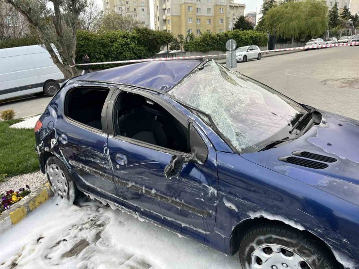 KÜÇÜKÇEKMECE’DE DUBALARA ÇARPAN ARAÇ TAKLA ATTI