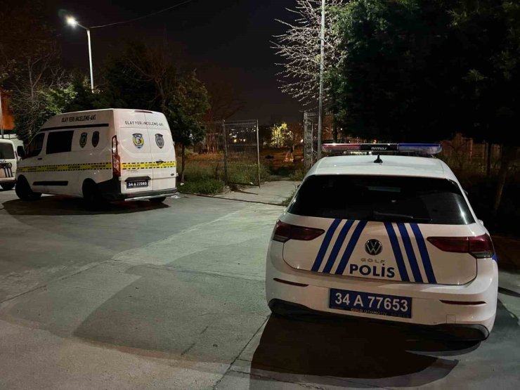 KÜÇÜKÇEKMECE’DE BOŞ ARAZİDE ÇÜRÜMÜŞ HALDE ERKEK CESEDİ BULUNDU