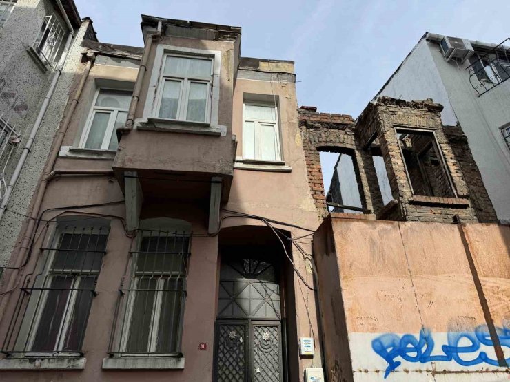 ŞİŞLİ’DE KISMİ ÇÖKME MEYDANA GELEN BİNA GÜN İLK IŞIKLARIYLA GÖRÜNTÜLENDİ