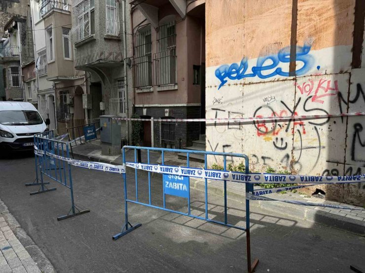 ŞİŞLİ’DE KISMİ ÇÖKME MEYDANA GELEN BİNA GÜN İLK IŞIKLARIYLA GÖRÜNTÜLENDİ