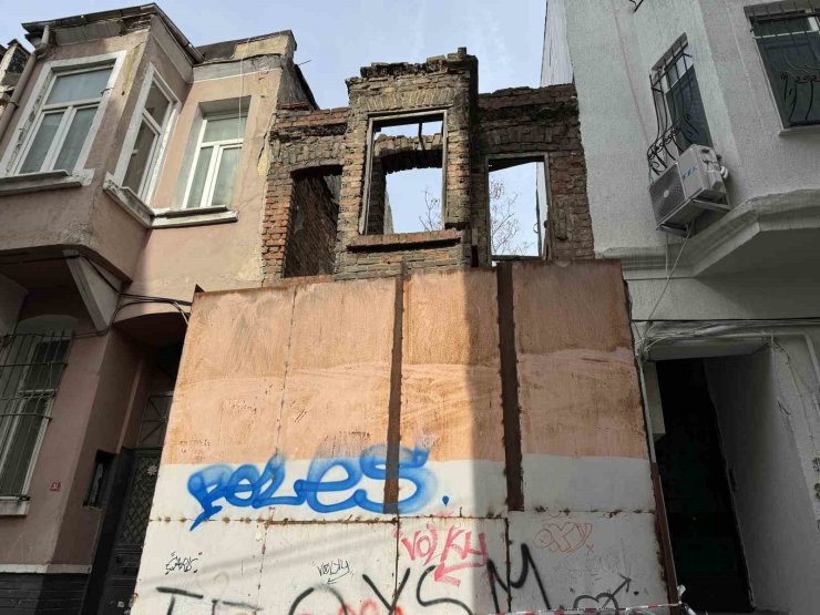ŞİŞLİ’DE KISMİ ÇÖKME MEYDANA GELEN BİNA GÜN İLK IŞIKLARIYLA GÖRÜNTÜLENDİ
