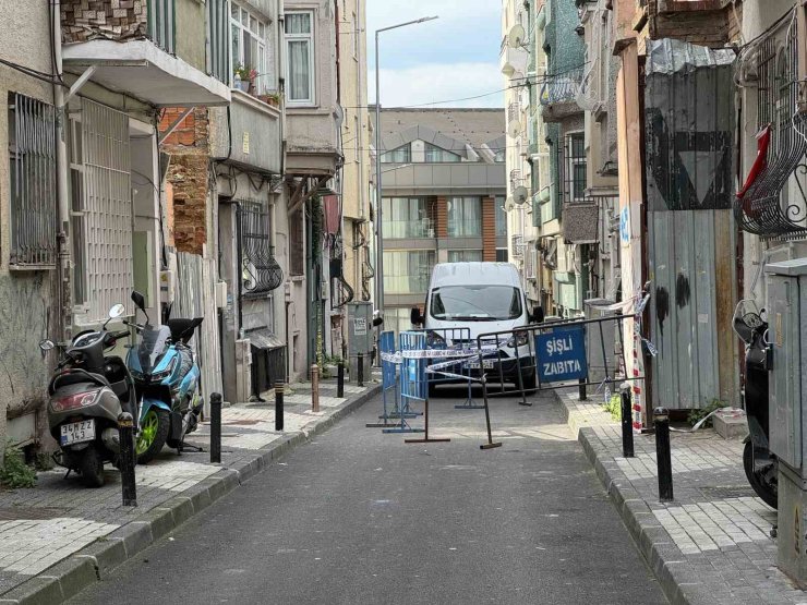 ŞİŞLİ’DE KISMİ ÇÖKME MEYDANA GELEN BİNA GÜN İLK IŞIKLARIYLA GÖRÜNTÜLENDİ