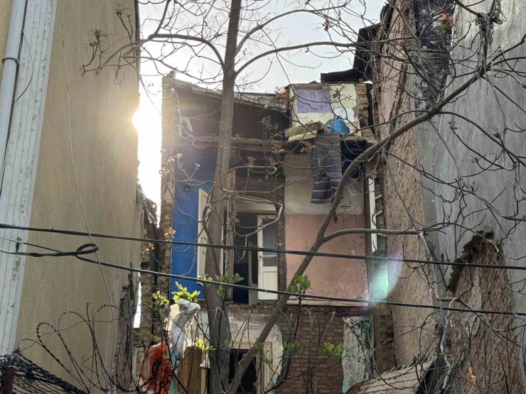 ŞİŞLİ’DE KISMİ ÇÖKME MEYDANA GELEN BİNA GÜN İLK IŞIKLARIYLA GÖRÜNTÜLENDİ