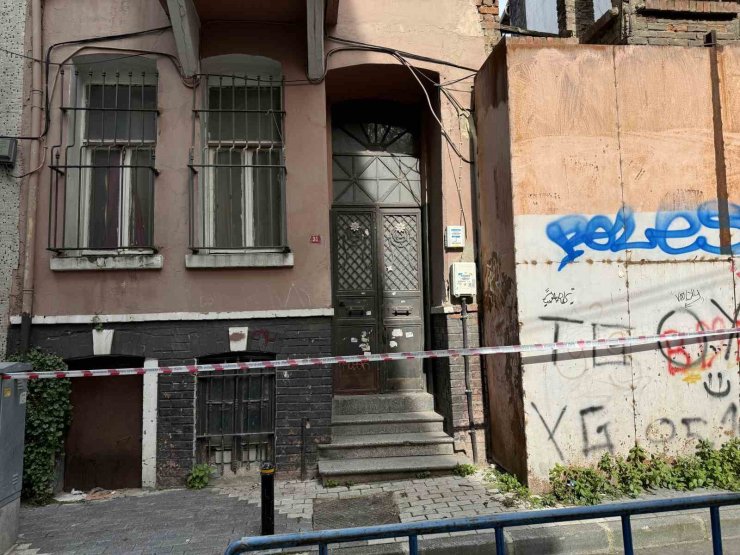ŞİŞLİ’DE KISMİ ÇÖKME MEYDANA GELEN BİNA GÜN İLK IŞIKLARIYLA GÖRÜNTÜLENDİ