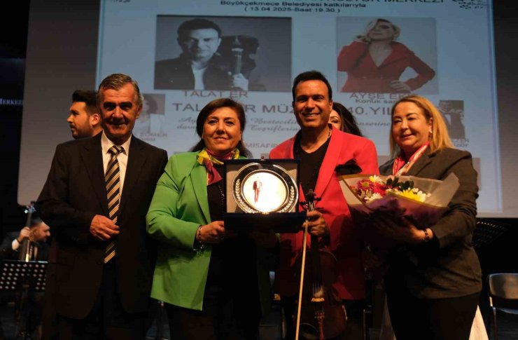 TALAT ER, MÜZİK KARİYERİNİN 40. YILINI BÜYÜKÇEKMECE’DE KUTLADI