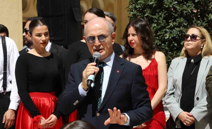 BÜYÜKÇEKMECE’NİN KALBİ DÜNYA SANAT GÜNÜ’NDE SANATLA ATTI
