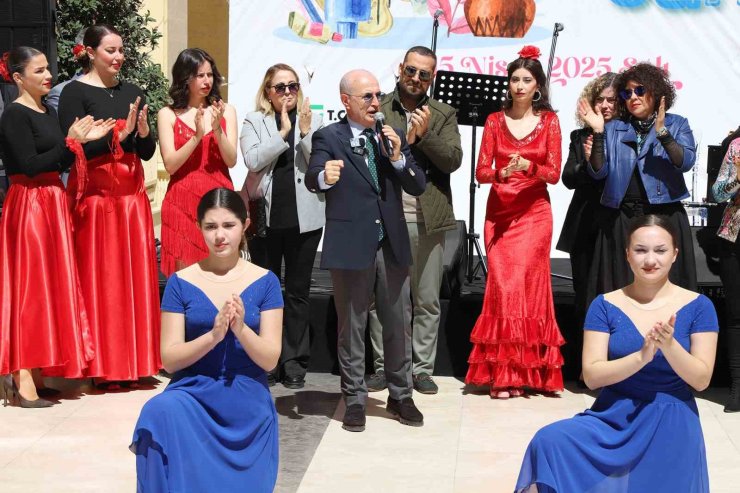 BÜYÜKÇEKMECE’NİN KALBİ DÜNYA SANAT GÜNÜ’NDE SANATLA ATTI