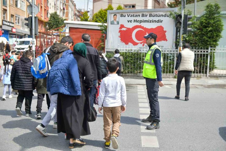 ESENYURT BELEDİYESİNDEN ÖĞRENCİLER İÇİN GÜVENLİ GEÇİŞ ÖNLEMİ