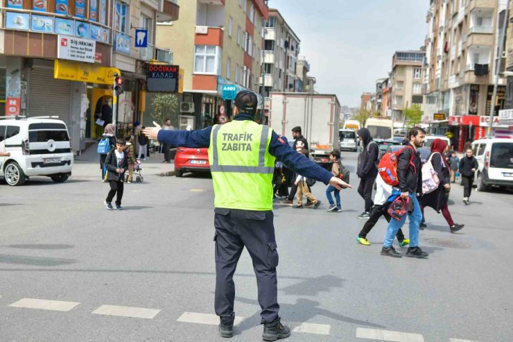 ESENYURT BELEDİYESİNDEN ÖĞRENCİLER İÇİN GÜVENLİ GEÇİŞ ÖNLEMİ