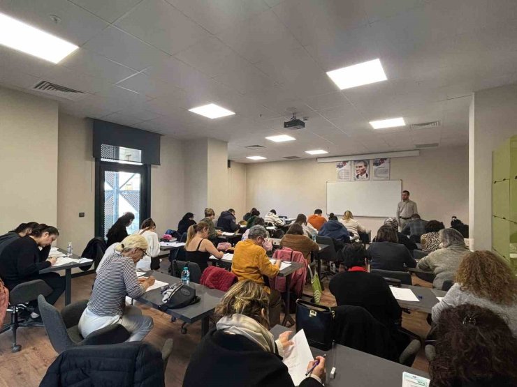CUMHURİYET DİL AKADEMİSİ’NDE 3 DİLDE ARA SINAV