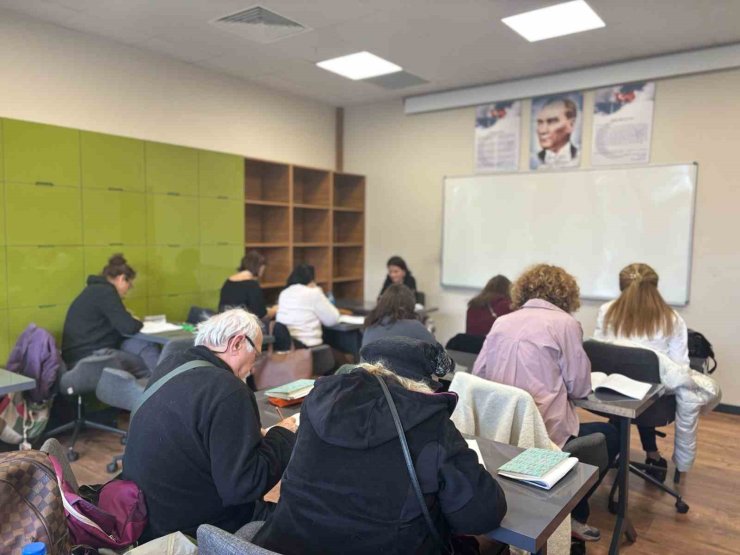 CUMHURİYET DİL AKADEMİSİ’NDE 3 DİLDE ARA SINAV