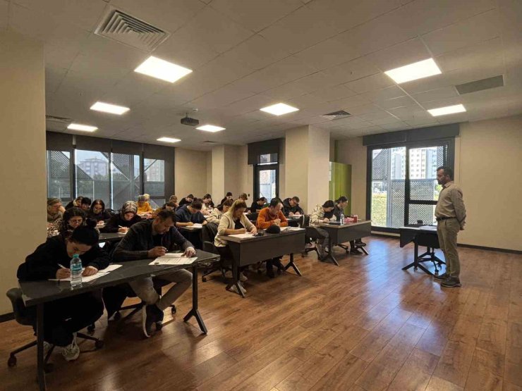 CUMHURİYET DİL AKADEMİSİ’NDE 3 DİLDE ARA SINAV