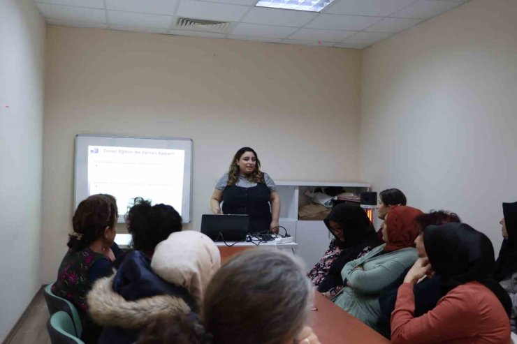 MALTEPE’DE ‘AİLE OKULU VE KADIN SAĞLIĞI EĞİTİMLERİ’ DEVAM EDİYOR