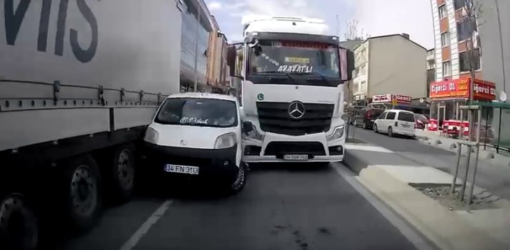 ARNAVUTKÖY’DE İLGİNÇ KAZA KAMERADA