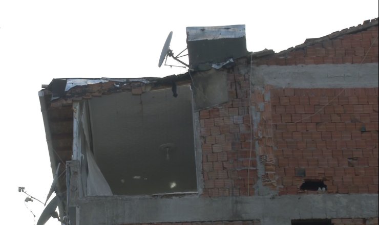 AVCILAR’DA YIKILAN BİNANIN BİTİŞİĞİNDEKİ DAİRENİN DUVARININ OLMADIĞI ORTAYA ÇIKTI