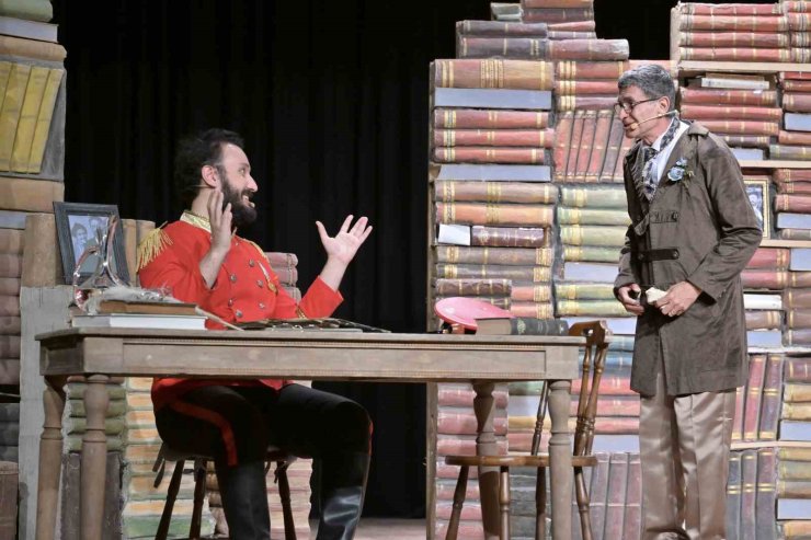 ESENYURT’TA KÜLTÜR SANAT COŞKUSU: ÇEHOV KABARE KAPALI GİŞE OYNADI