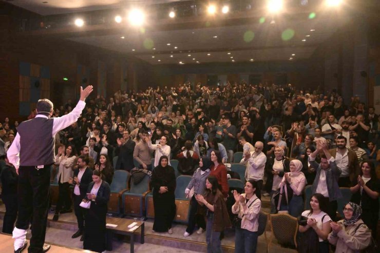 ESENYURT’TA KÜLTÜR SANAT COŞKUSU: ÇEHOV KABARE KAPALI GİŞE OYNADI