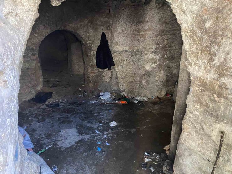 FATİH’TE ACIMUSLUK SOKAĞI SARNICI HURDA VE KAĞIT DEPOSU OLARAK KULLANILIYOR