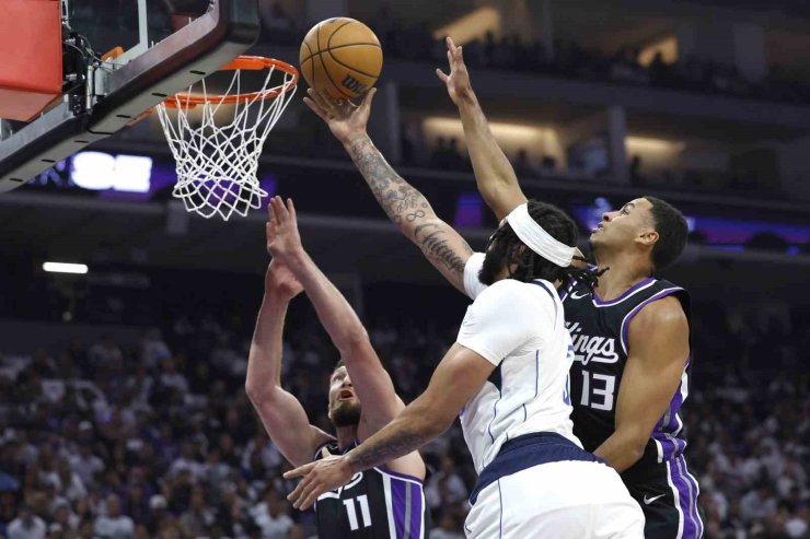 DALLAS MAVERİCKS, SACRAMENTO KİNGS DEPLASMANINDA KAZANDI