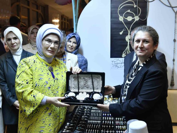EMİNE ERDOĞAN, TOGEM-DER’İN GELENEKSEL "CEMRE ÇARŞISI"NIN AÇILIŞINA KATILDI