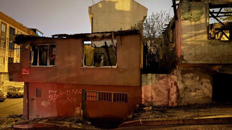 GAZİOSMANPAŞA’DA İKİ BİNA ALEV ALEV YANDI
