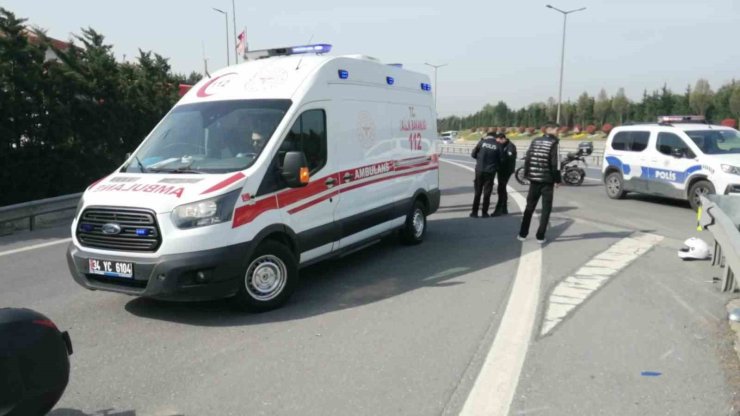 KARTAL’DA EMNİYET ŞERİDİNE YANAŞAN OTOMOBİL İLE MOTOSİKLET ÇARPIŞTI:1 AĞIR YARALI