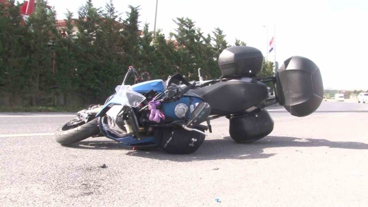 KARTAL’DA EMNİYET ŞERİDİNE YANAŞAN OTOMOBİL İLE MOTOSİKLET ÇARPIŞTI:1 AĞIR YARALI