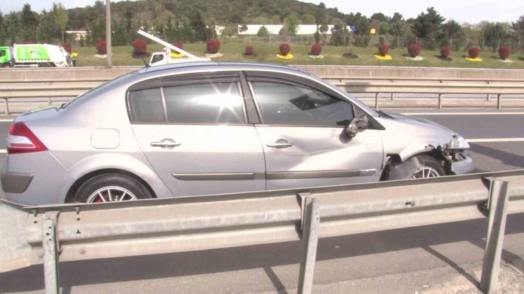 KARTAL’DA EMNİYET ŞERİDİNE YANAŞAN OTOMOBİL İLE MOTOSİKLET ÇARPIŞTI:1 AĞIR YARALI