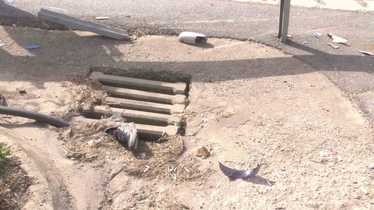 KARTAL’DA EMNİYET ŞERİDİNE YANAŞAN OTOMOBİL İLE MOTOSİKLET ÇARPIŞTI:1 AĞIR YARALI