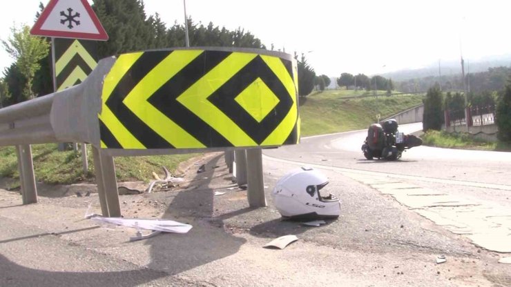 KARTAL’DA EMNİYET ŞERİDİNE YANAŞAN OTOMOBİL İLE MOTOSİKLET ÇARPIŞTI:1 AĞIR YARALI