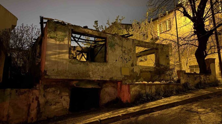 GAZİOSMANPAŞA’DA İKİ BİNA ALEV ALEV YANDI