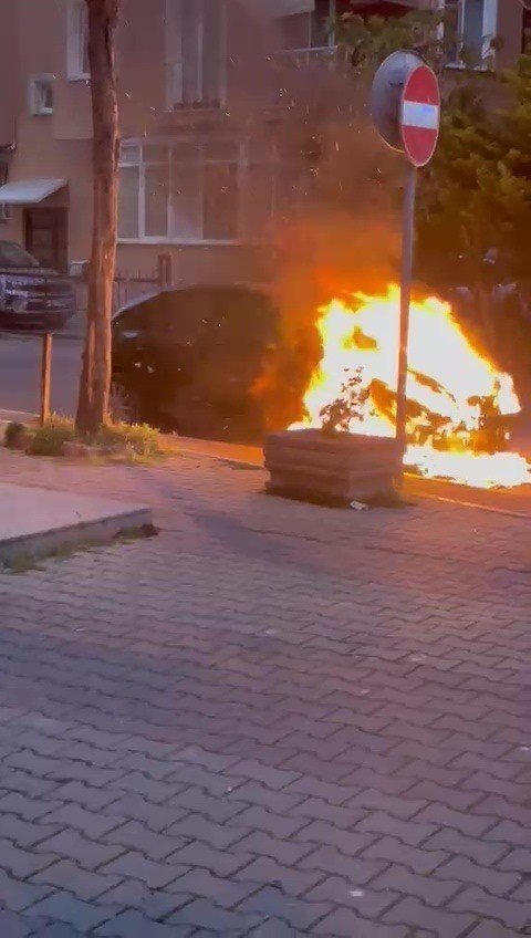 PENDİK’TE ALEV ALAN OTOMOBİL BOMBA GİBİ PATLADI
