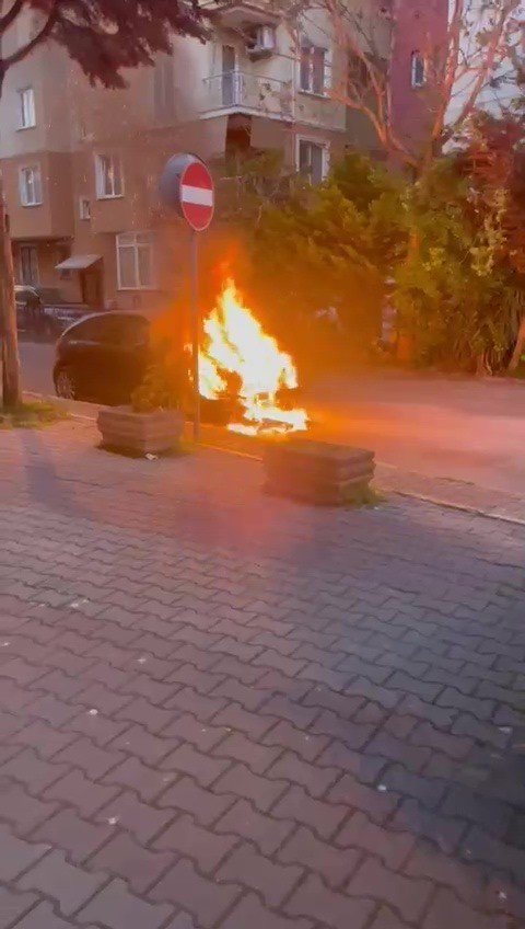 PENDİK’TE ALEV ALAN OTOMOBİL BOMBA GİBİ PATLADI
