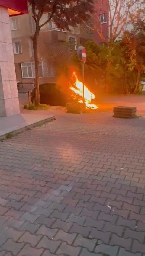PENDİK’TE ALEV ALAN OTOMOBİL BOMBA GİBİ PATLADI