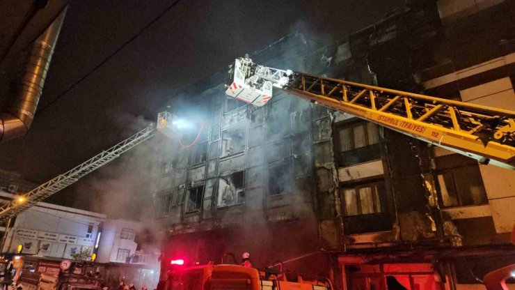 İŞ MERKEZİNDE BAŞLAYAN YANGIN, YANINDAKİ BİNALARA VE ARAÇLARA SIÇRADI