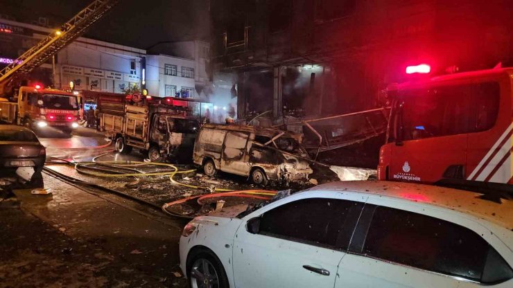 İŞ MERKEZİNDE BAŞLAYAN YANGIN, YANINDAKİ BİNALARA VE ARAÇLARA SIÇRADI