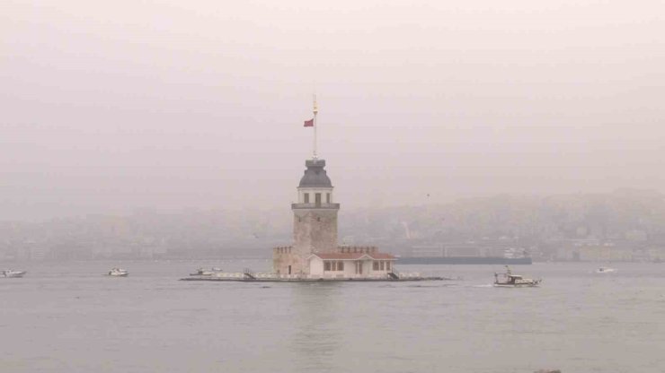 SİS İLE KAPLANAN İSTANBUL BOĞAZI KARTPOSTALLIK GÖRÜNTÜLER OLUŞTURDU