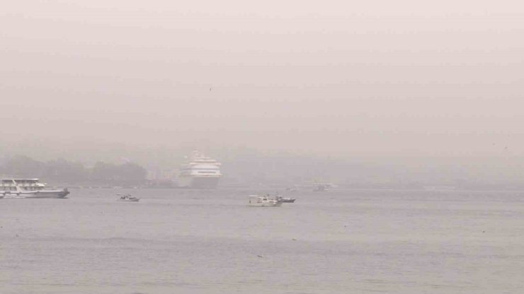 SİS İLE KAPLANAN İSTANBUL BOĞAZI KARTPOSTALLIK GÖRÜNTÜLER OLUŞTURDU