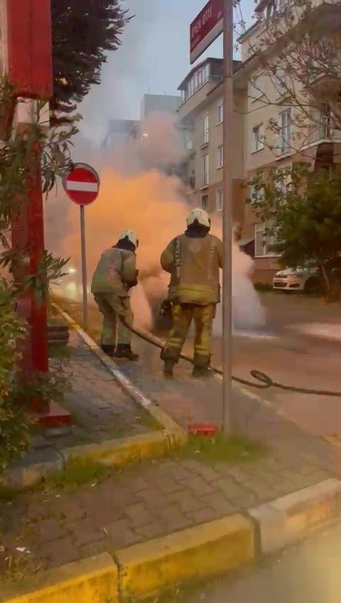 PENDİK’TE ALEV ALAN OTOMOBİL BOMBA GİBİ PATLADI