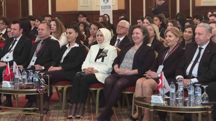 BM’NİN PROGRAMINDA ÖĞRENCİLERDEN ‘YAPAY ZEKA KULLANIMI’ TARTIŞMASI