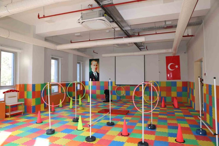 ÇEKMEKÖY’DE ’ENGELSİZ ETKİNLİK MERKEZİ’ İLE AİLELERİN YÜKLERİ HAFİFLİYOR