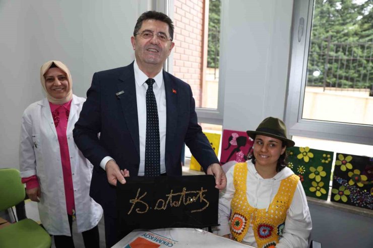 ÇEKMEKÖY’DE ’ENGELSİZ ETKİNLİK MERKEZİ’ İLE AİLELERİN YÜKLERİ HAFİFLİYOR