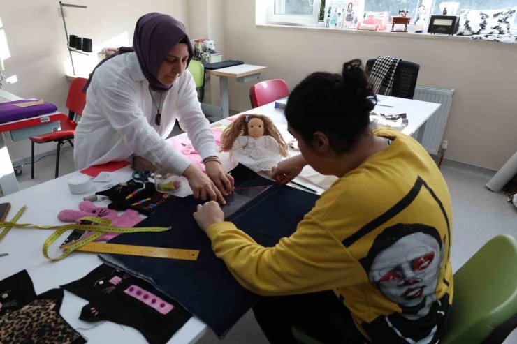 ÇEKMEKÖY’DE ’ENGELSİZ ETKİNLİK MERKEZİ’ İLE AİLELERİN YÜKLERİ HAFİFLİYOR