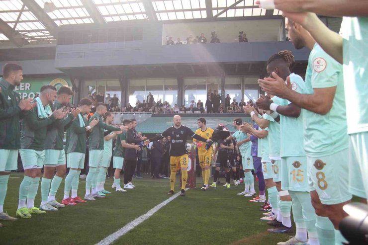 ESENLER EROKSPOR, SÜPER LİG’E YÜKSELEN KOCAELİSPOR’U ALKIŞ VE ÇİÇEKLE KARŞILADI