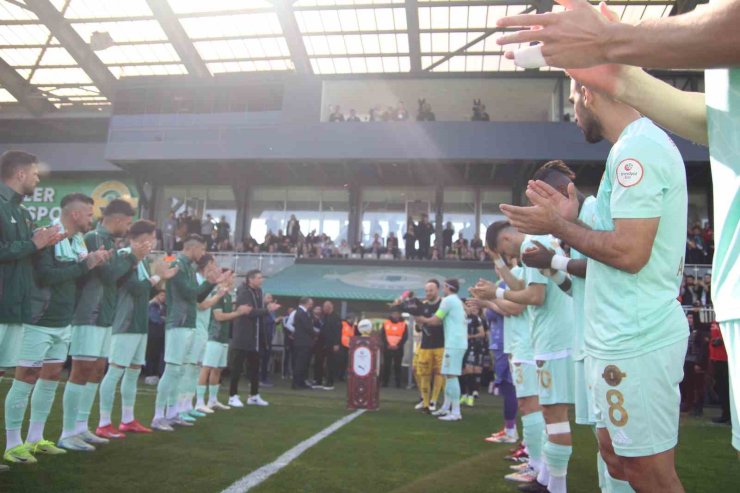 ESENLER EROKSPOR, SÜPER LİG’E YÜKSELEN KOCAELİSPOR’U ALKIŞ VE ÇİÇEKLE KARŞILADI
