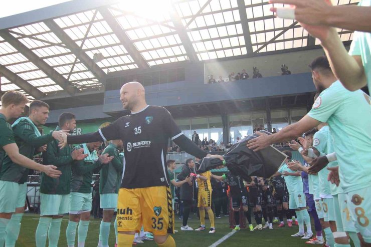 ESENLER EROKSPOR, SÜPER LİG’E YÜKSELEN KOCAELİSPOR’U ALKIŞ VE ÇİÇEKLE KARŞILADI