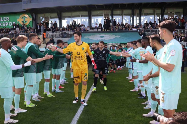 ESENLER EROKSPOR, SÜPER LİG’E YÜKSELEN KOCAELİSPOR’U ALKIŞ VE ÇİÇEKLE KARŞILADI