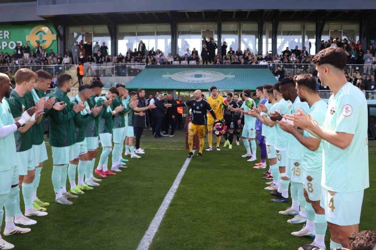ESENLER EROKSPOR, SÜPER LİG’E YÜKSELEN KOCAELİSPOR’U ALKIŞ VE ÇİÇEKLE KARŞILADI