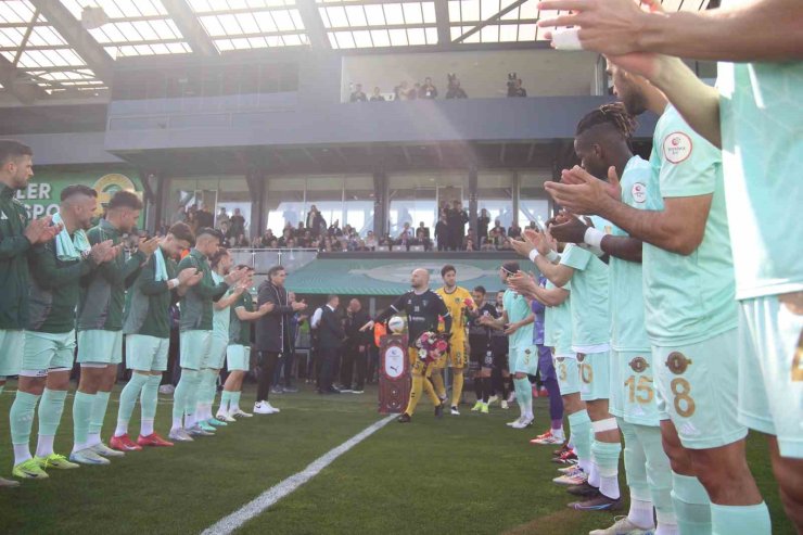 ESENLER EROKSPOR, SÜPER LİG’E YÜKSELEN KOCAELİSPOR’U ALKIŞ VE ÇİÇEKLE KARŞILADI